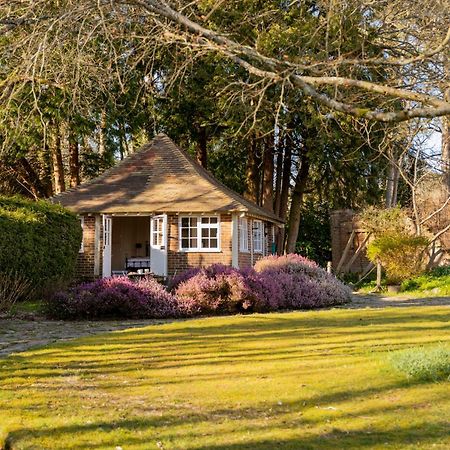 Old Mill Lodge By Huluki Sussex Stays Hurstpierpoint Экстерьер фото