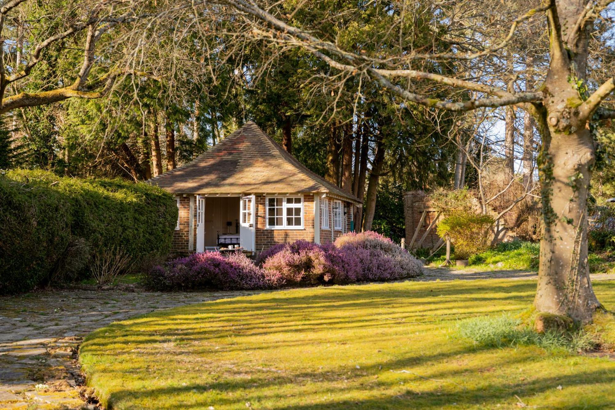Old Mill Lodge By Huluki Sussex Stays Hurstpierpoint Экстерьер фото
