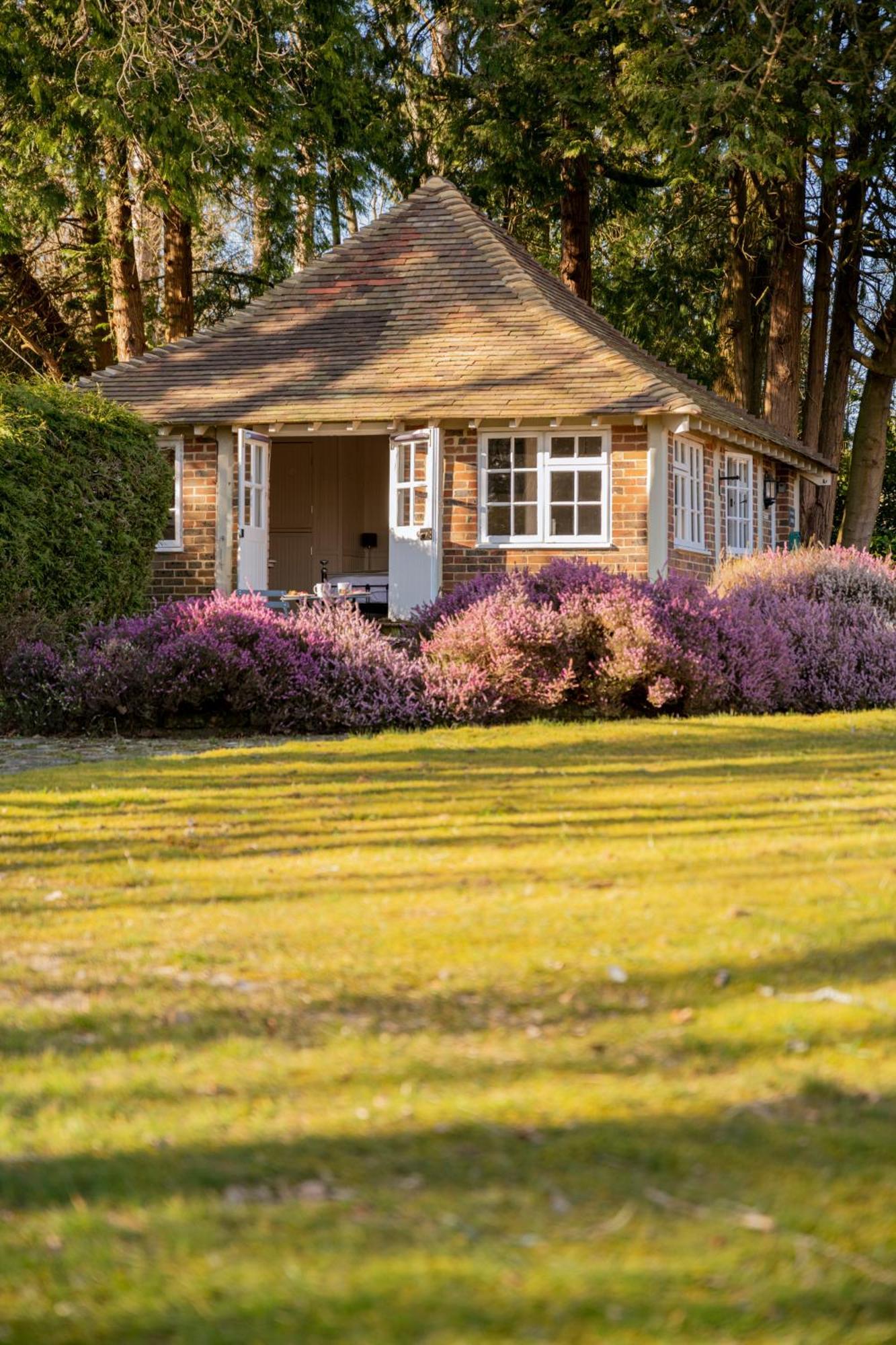 Old Mill Lodge By Huluki Sussex Stays Hurstpierpoint Экстерьер фото