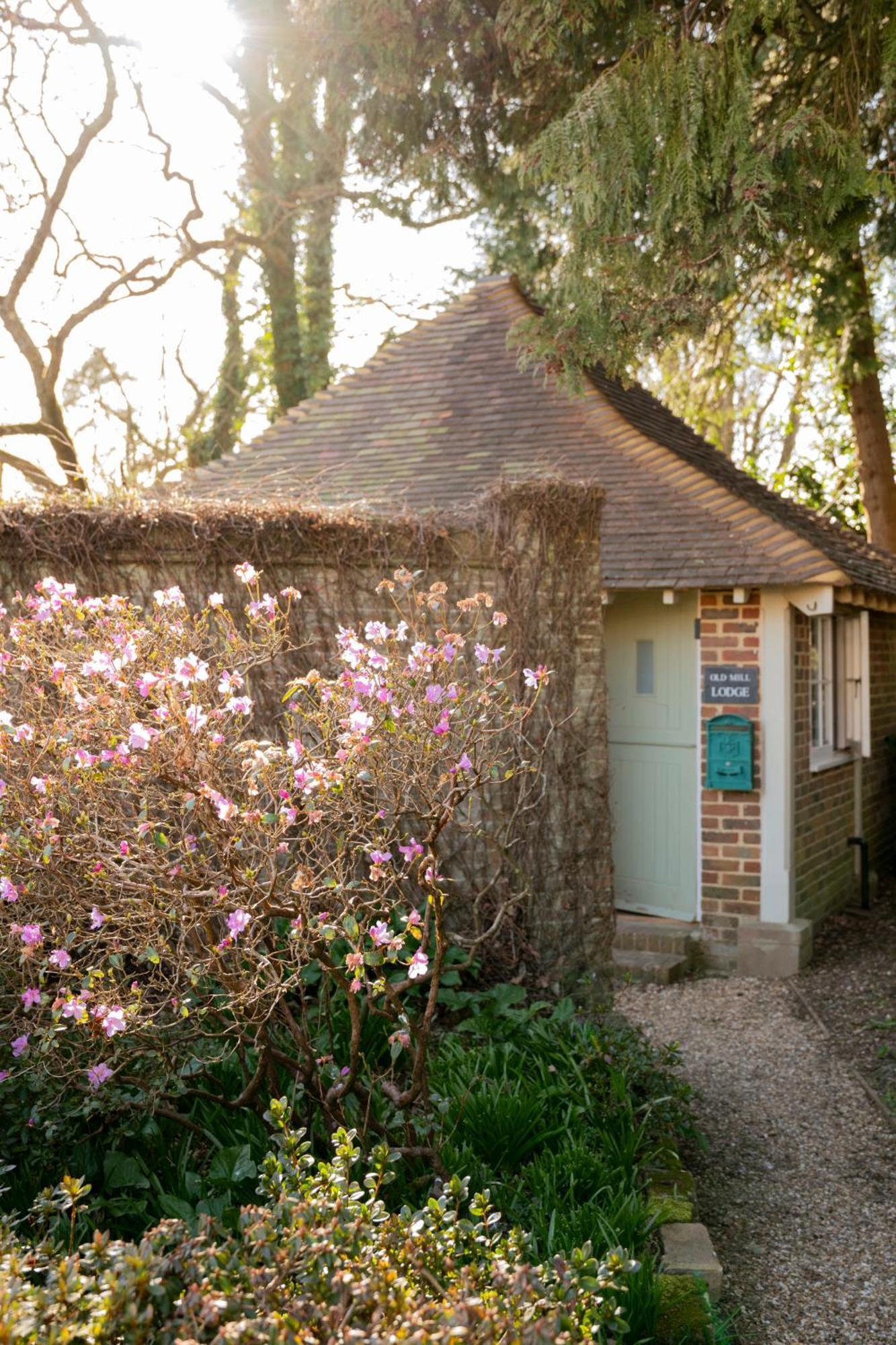 Old Mill Lodge By Huluki Sussex Stays Hurstpierpoint Экстерьер фото