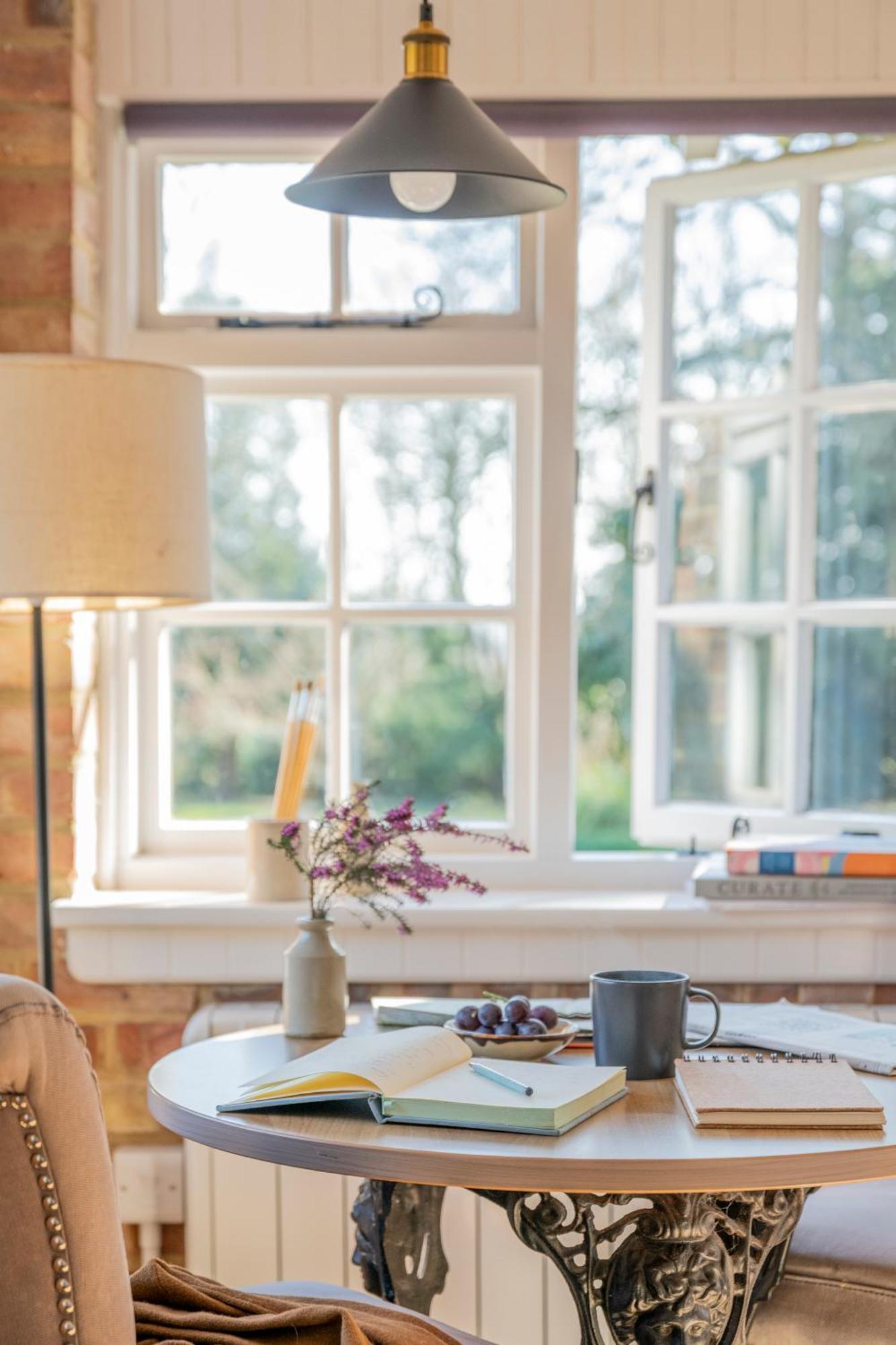 Old Mill Lodge By Huluki Sussex Stays Hurstpierpoint Экстерьер фото